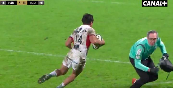 VIDEO. TOP 14. Ange Capuozzo face au soigneur de Pau : le duel insolite qu'on avait pas vu venir